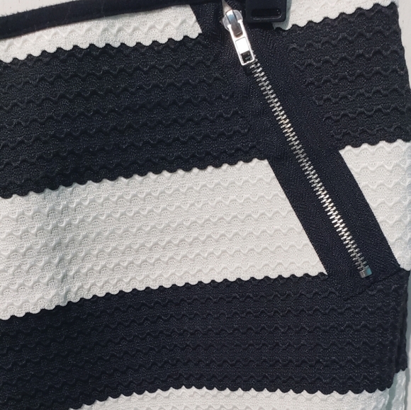 SOLD- Black and White Striped Summer Shorts- Sz M - Picture 5 of 6